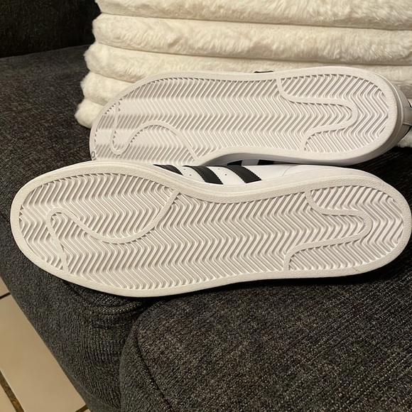 Adidas Superstar’s in White and Black / Gold  New With Tags - Picture 4 of 4